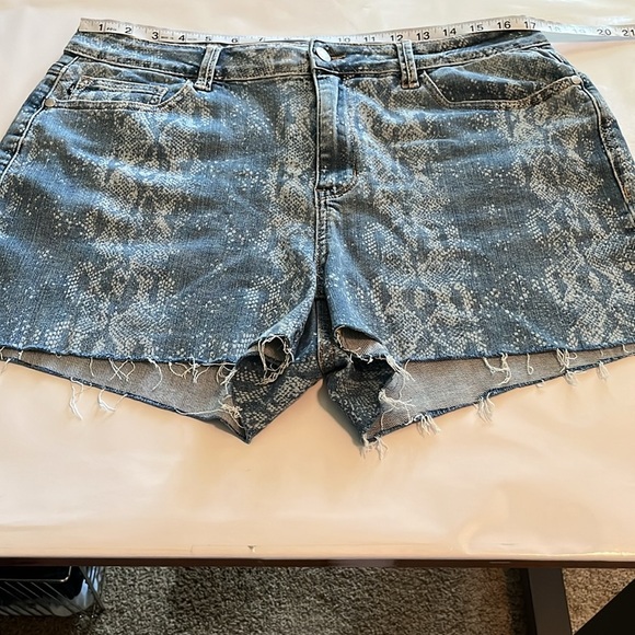 Judy Blue Cut Off High Rise Shorts Size 1XL - Picture 4 of 16